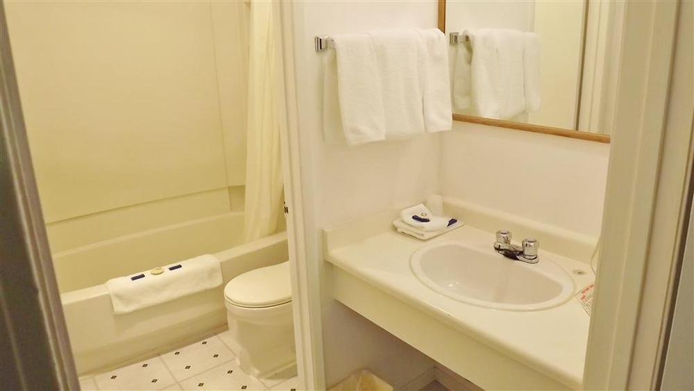 Canadas Best Value Inn Уайткорт Номер фото