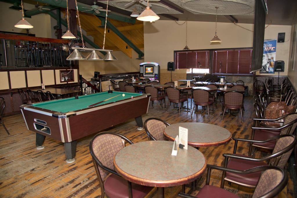 Canadas Best Value Inn Уайткорт Экстерьер фото