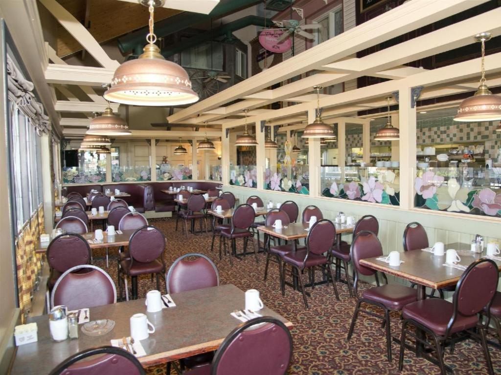 Canadas Best Value Inn Уайткорт Экстерьер фото