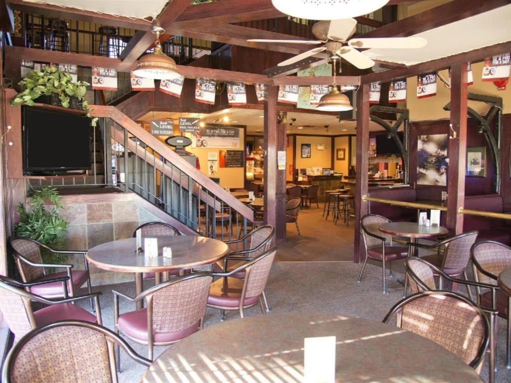 Canadas Best Value Inn Уайткорт Экстерьер фото