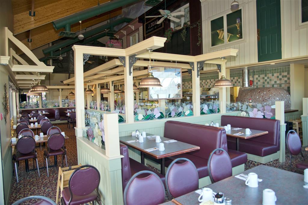 Canadas Best Value Inn Уайткорт Ресторан фото
