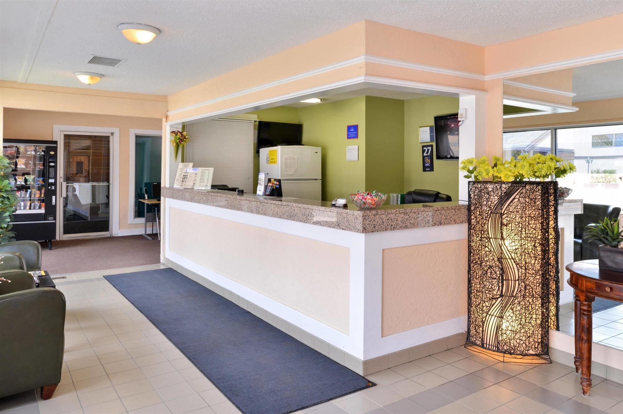 Canadas Best Value Inn Уайткорт Экстерьер фото