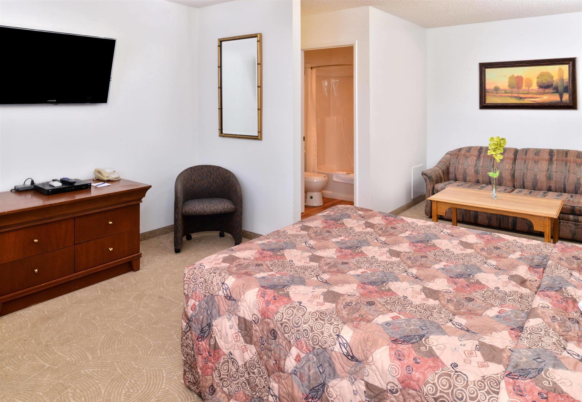 Canadas Best Value Inn Уайткорт Экстерьер фото