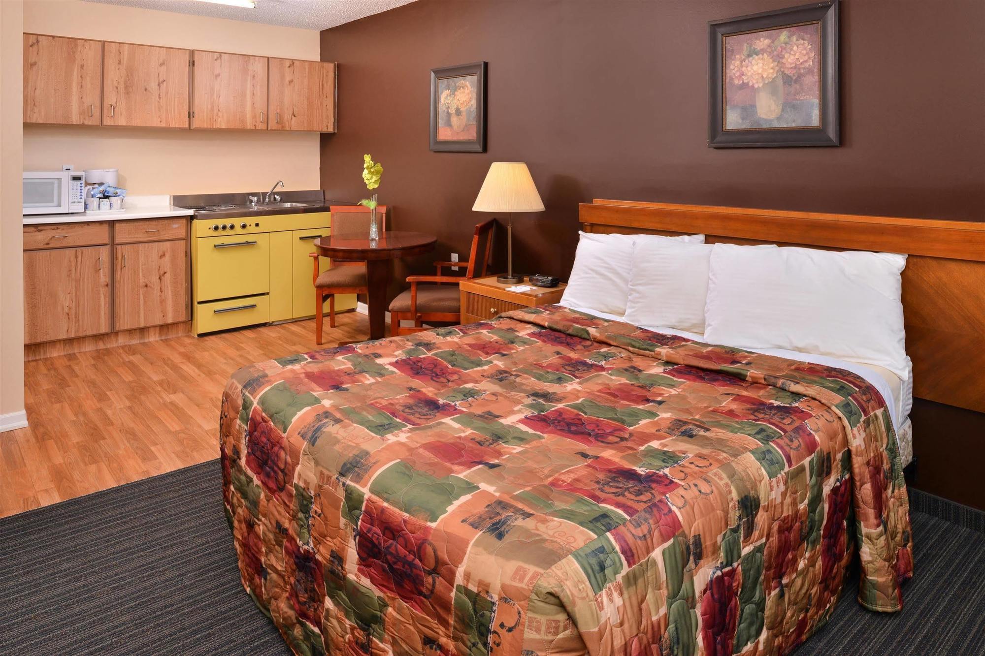 Canadas Best Value Inn Уайткорт Экстерьер фото