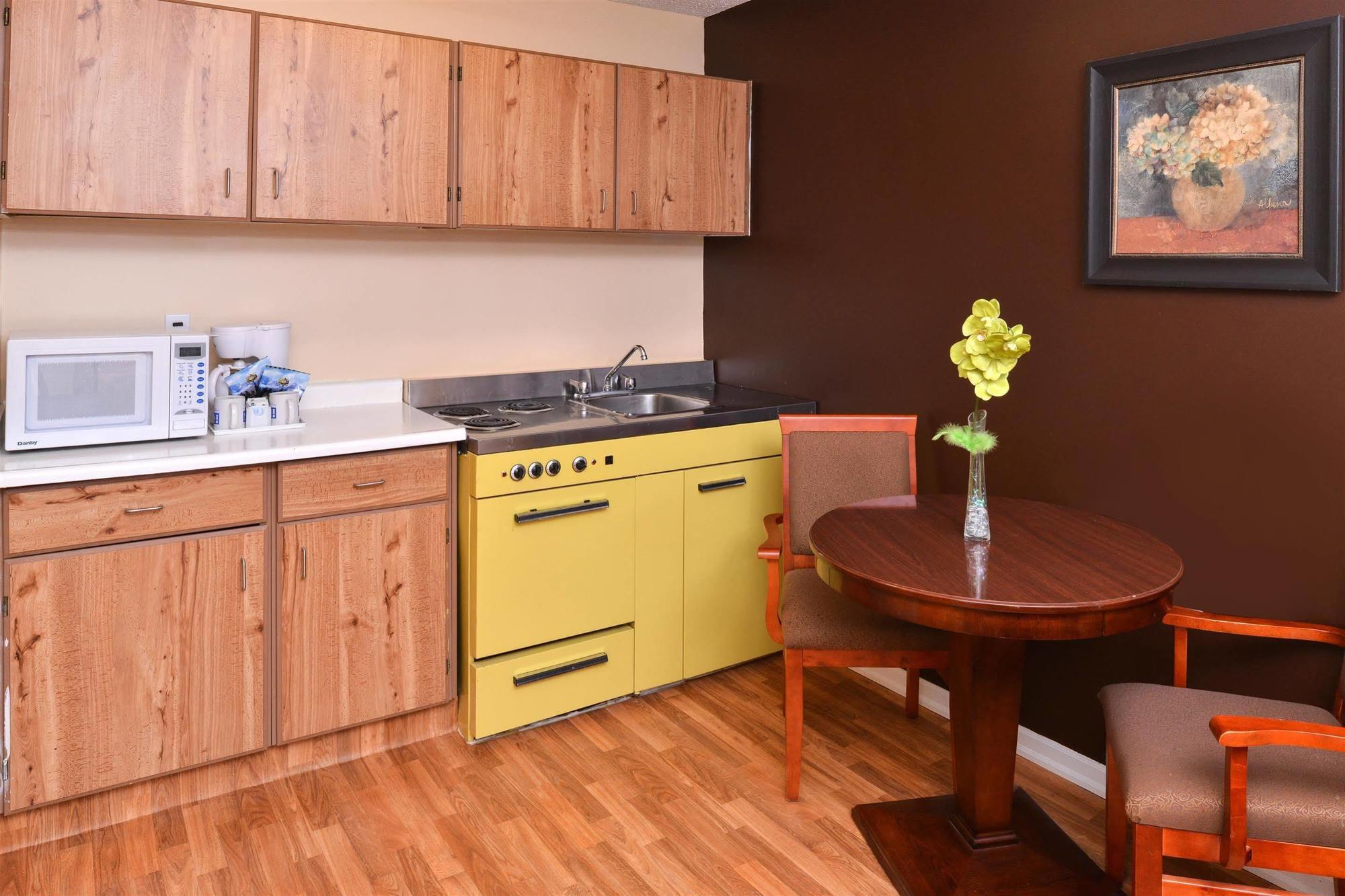 Canadas Best Value Inn Уайткорт Экстерьер фото