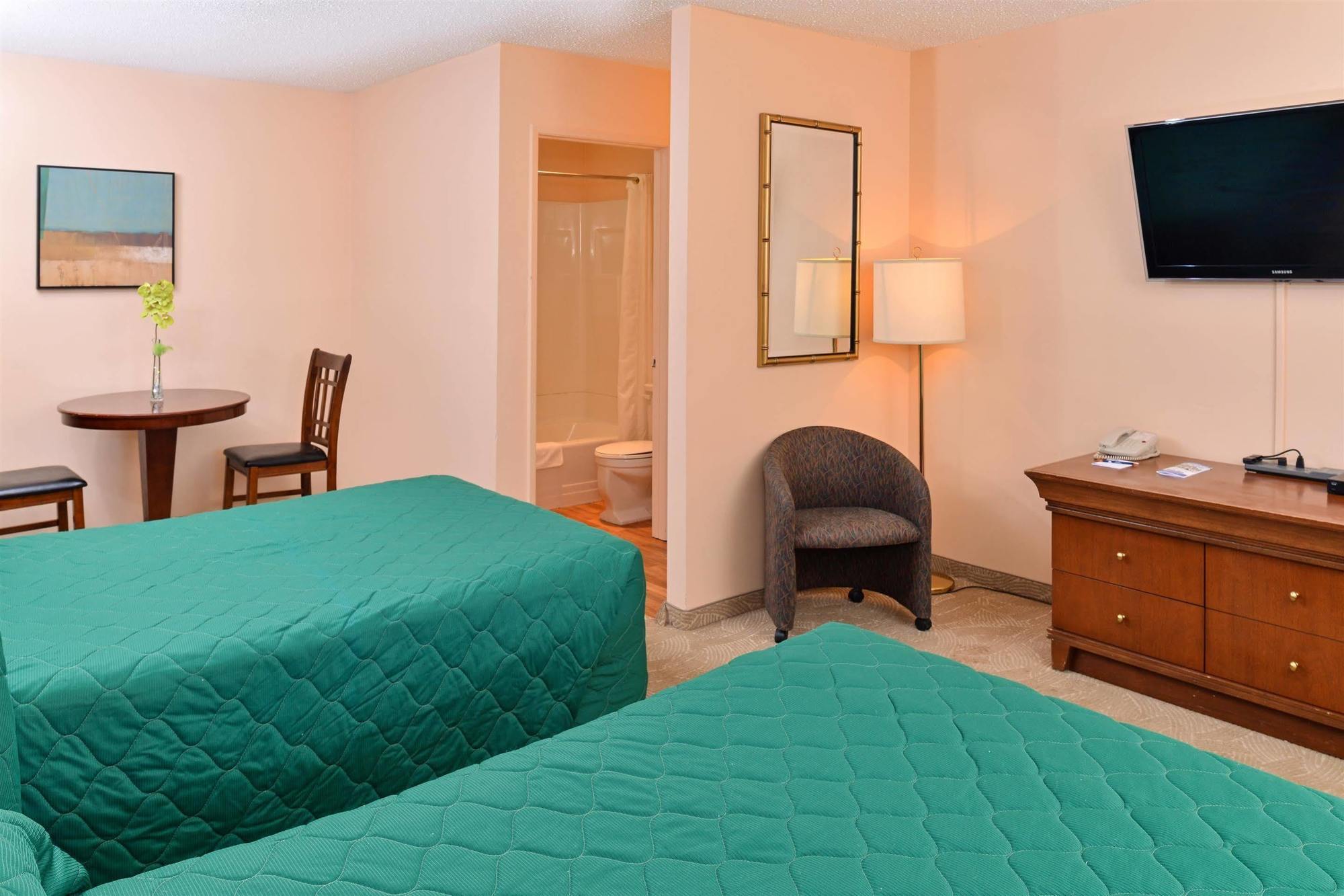 Canadas Best Value Inn Уайткорт Экстерьер фото
