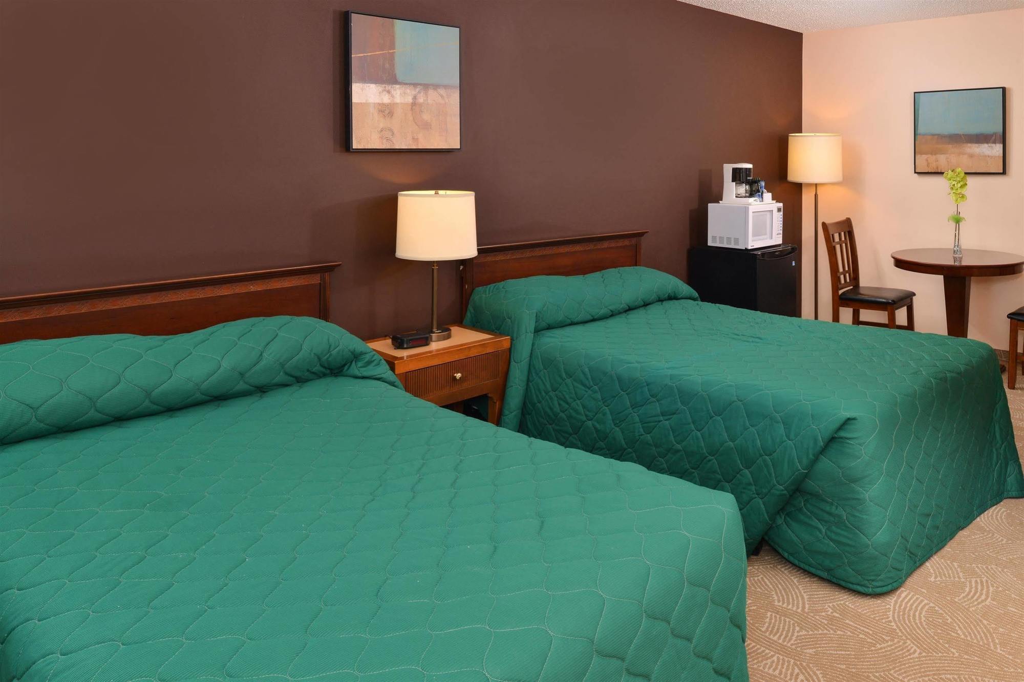 Canadas Best Value Inn Уайткорт Экстерьер фото