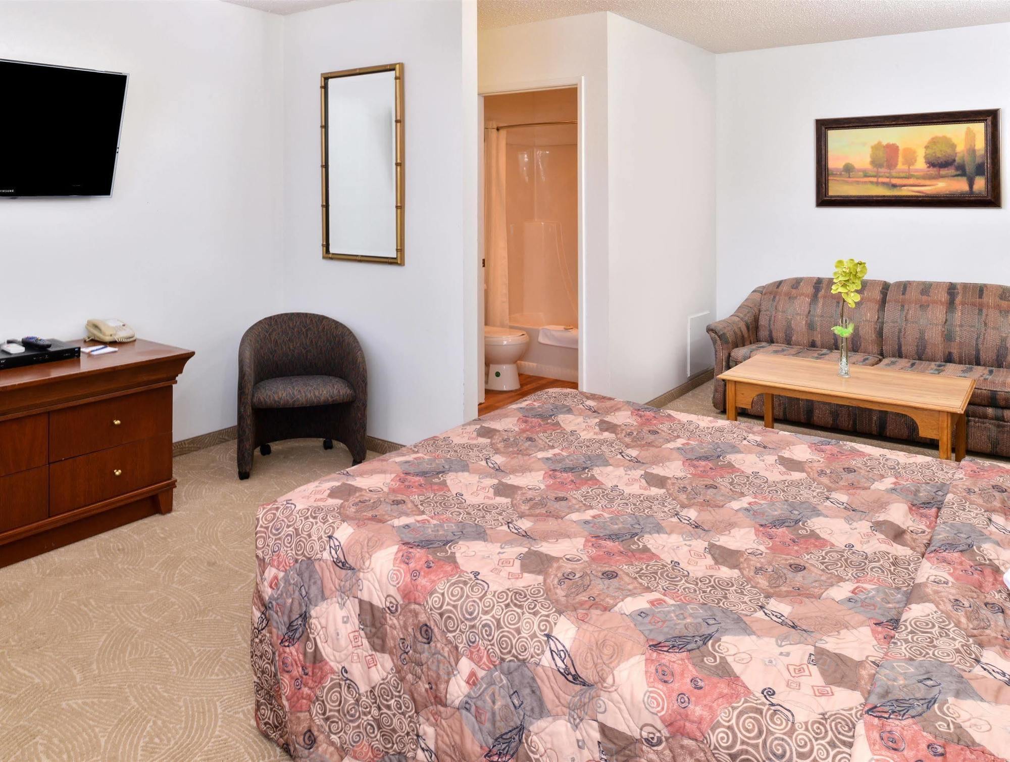Canadas Best Value Inn Уайткорт Экстерьер фото