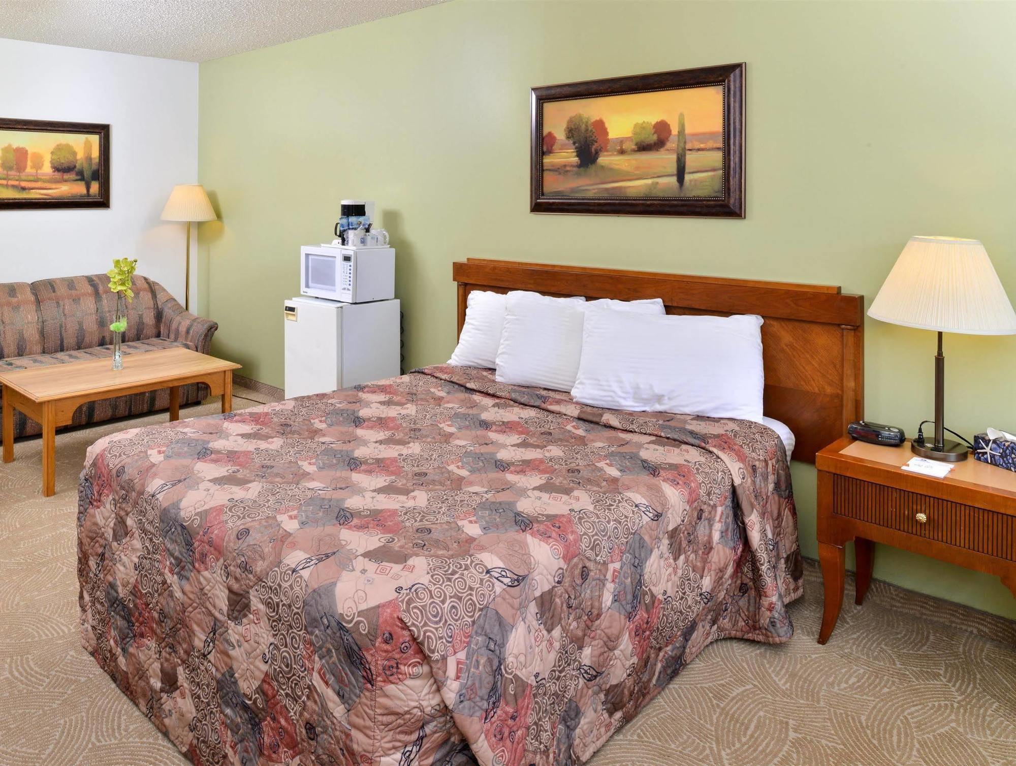 Canadas Best Value Inn Уайткорт Экстерьер фото