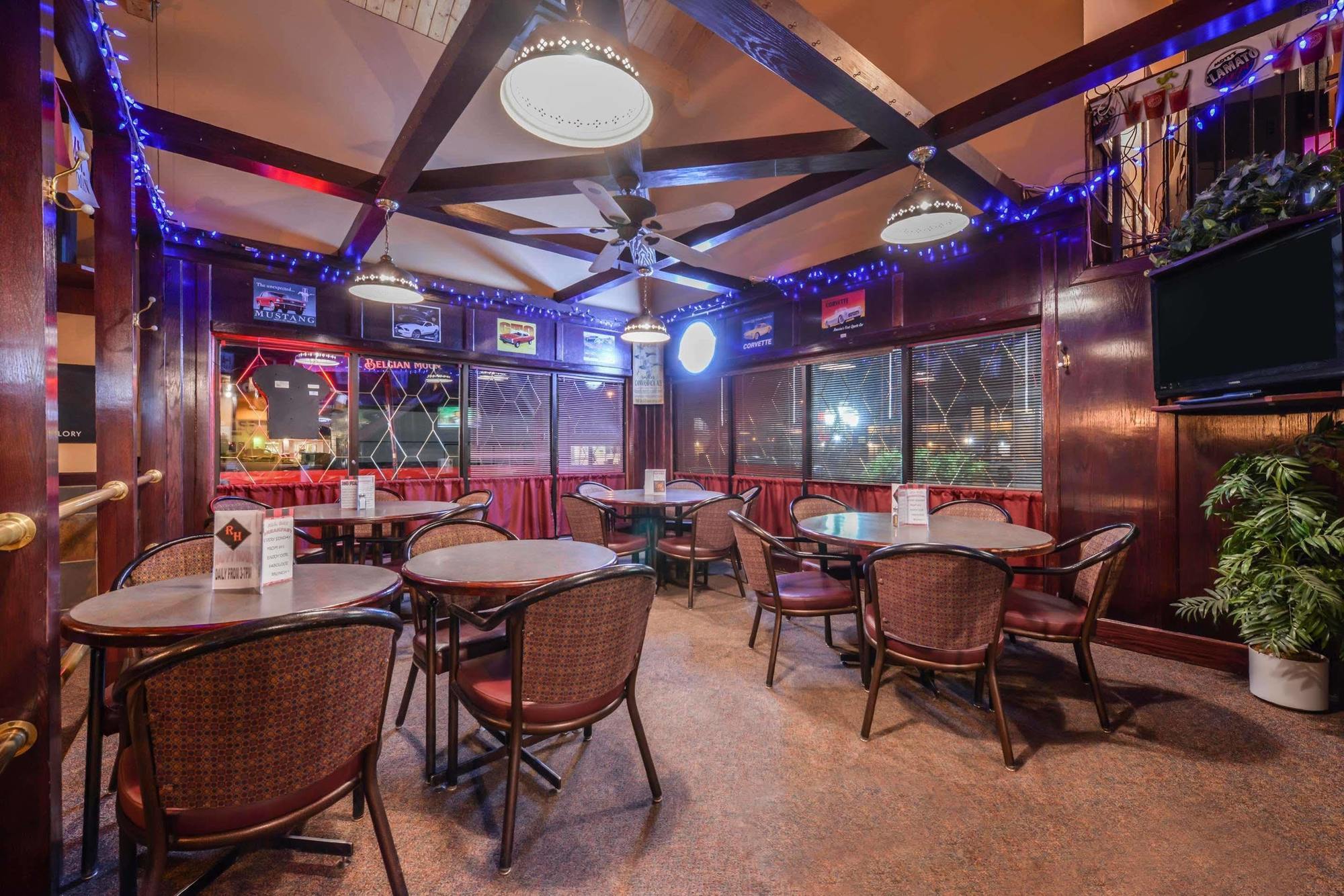 Canadas Best Value Inn Уайткорт Экстерьер фото